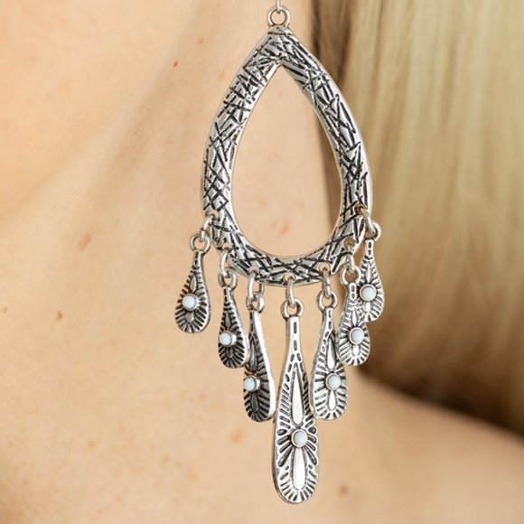 NWT Tear drop wind chime White Silver fish hooks - Picture 2 of 2